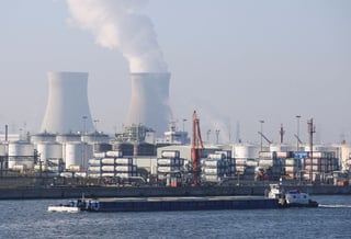 Image for Shipping traffic around Antwerp port partially halted after oil spill