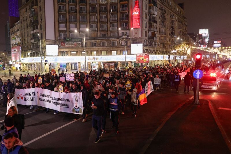 Image for Thousands of Romanians protest against judicial abuses