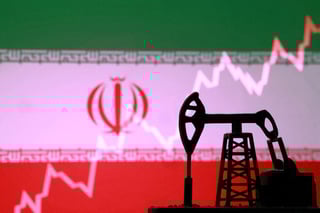 Image for Oil falls as US may intervene in futures market, issues waiver for Russian purchases