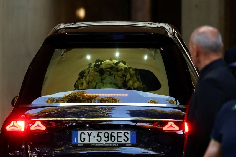 Image for Former workers bid farewell to Giorgio Armani, who was 'like a father'