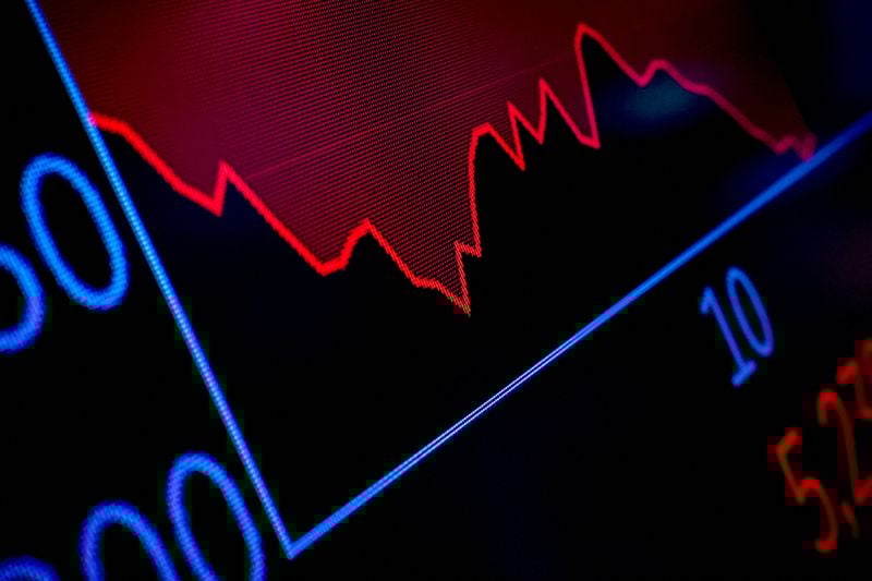 Image for Analysis-Investors use dotcom era playbook to dodge AI bubble risks