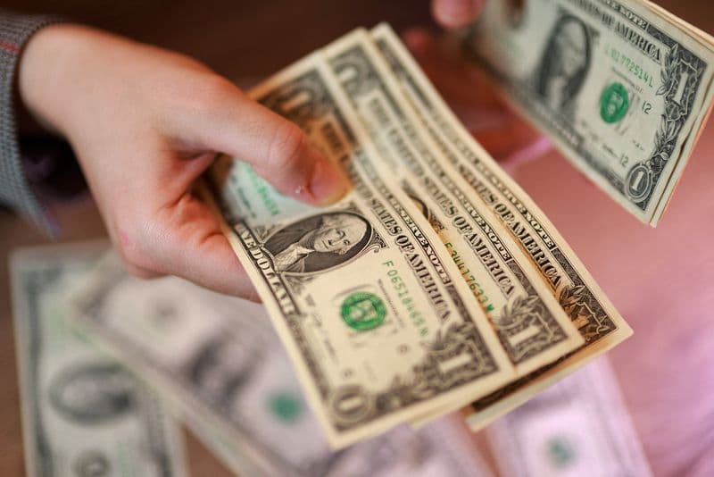 Dollar Set for Weekly Gain Amid Stalled US-Iran Talks and Middle East Uncertainty
