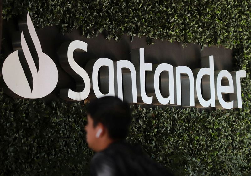 Image for Exclusive-Mexico's antitrust watchdog accuses banks of joint price fixing