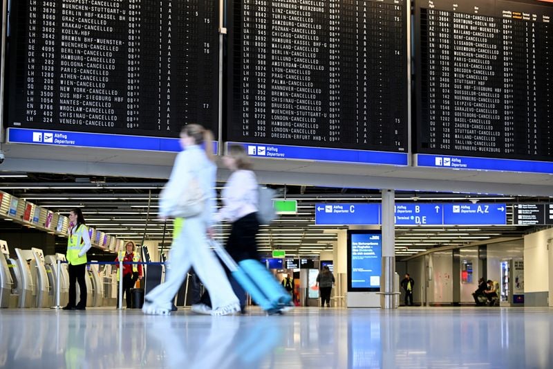Image for Airport strike to all but freeze German air travel on Monday