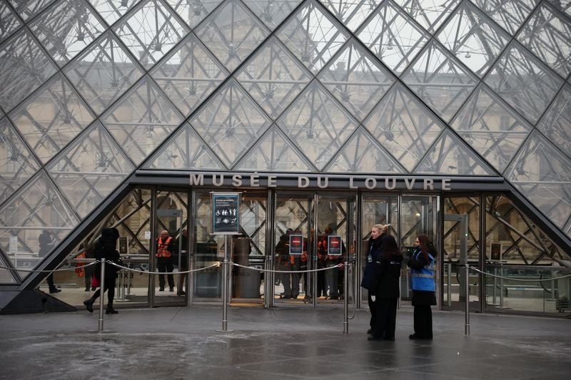 Image for Paris' Louvre museum closed on Monday due to strike