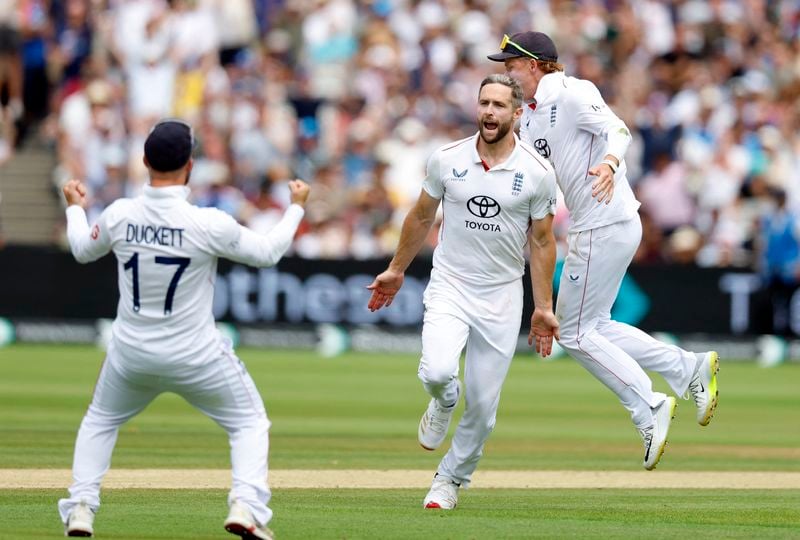 Image for Cricket-England hold nerve to sink India in Lord's thriller