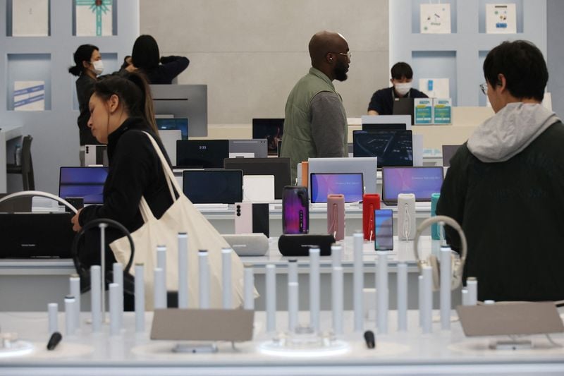 Image for Samsung flags big miss in Q2 profit, blames US AI chip curbs to China