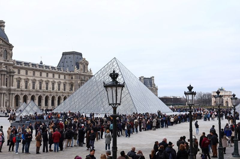 Image for Staff calls off strike at Paris Louvre museum for now - union
