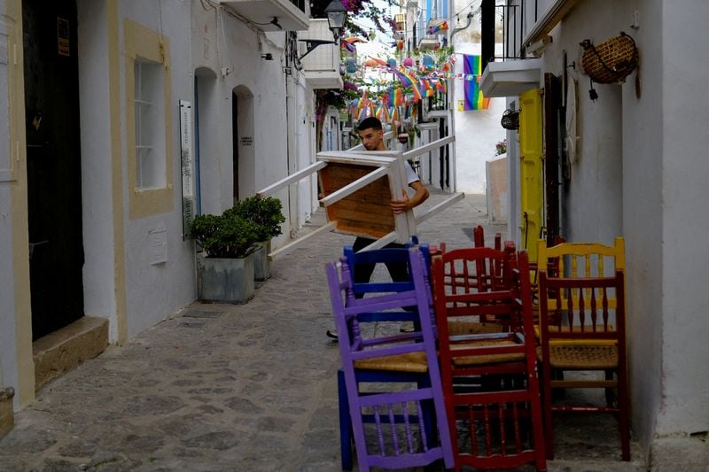 Image for Spain services sector grows but costs soar, confidence weakens amid war, PMI shows