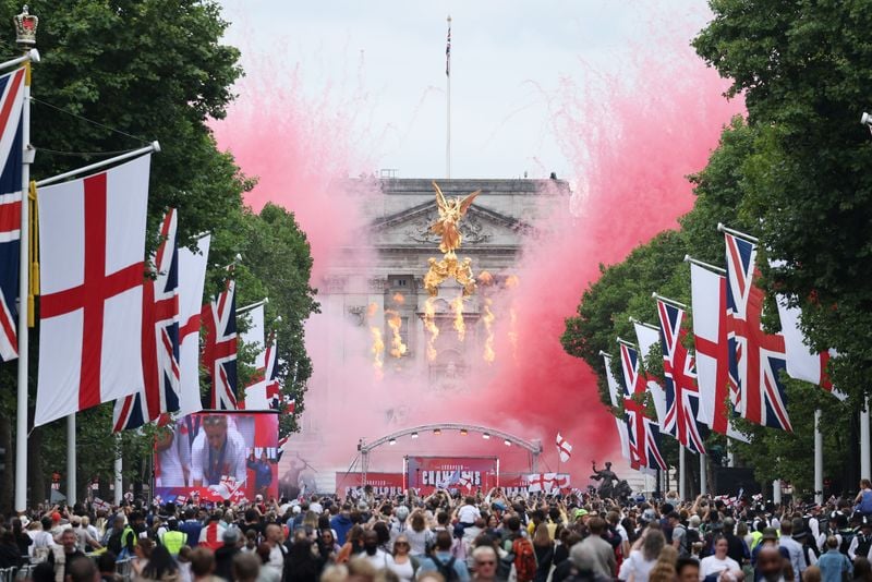 Image for Soccer-Thousands gather to watch England women mark Euro win with London parade