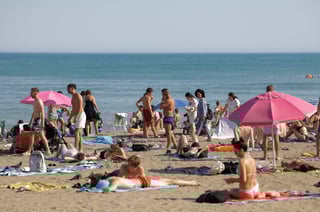 Image for Europe loses hold on American tourists, woos Chinese, Indian travellers, survey shows