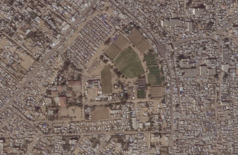 Image for With nowhere else to shelter, Palestinians displaced in Gaza return to a city under Israeli assault