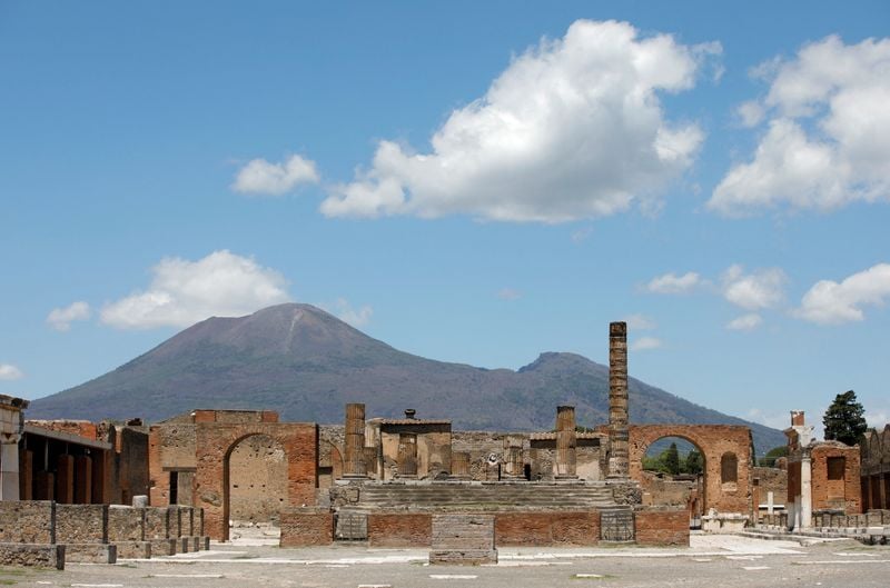 Image for New frescoes unearthed in villa near Pompeii show 'extraordinary details and colours'