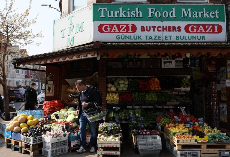 Image for UK economy returns to growth, but only just, as Reeves plans budget