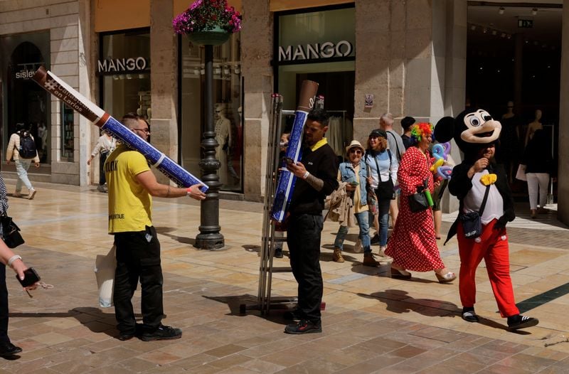 Image for Spain's July jobless falls 0.1% from June to 2.40 million, lowest in 17 years