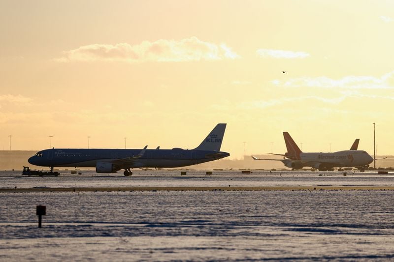 Image for Dutch court scraps cap on number of flights at Amsterdam airport