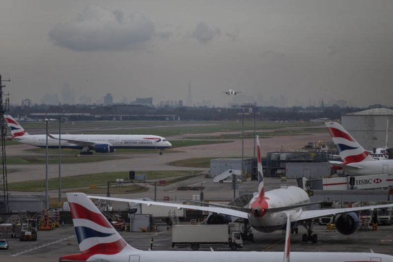 Image for Heathrow mulls shorter third runway to cut expansion costs, FT reports
