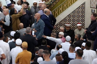 Image for Australian mosque protesters heckle PM Albanese over Israel stance