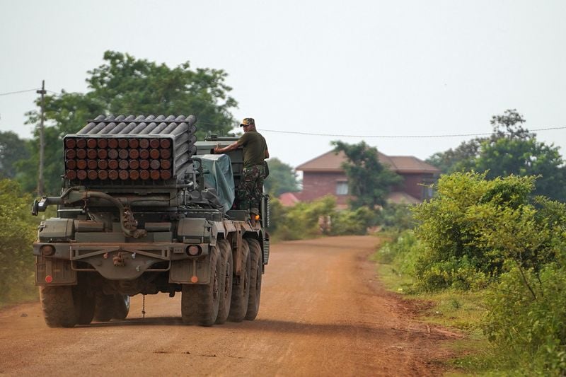 Image for Thailand and Cambodia exchange heavy artillery fire as border battle expands