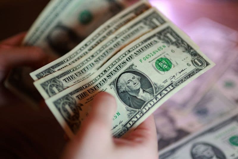 War Drives Dollar to Strongest Monthly Gain; Yen Recovers