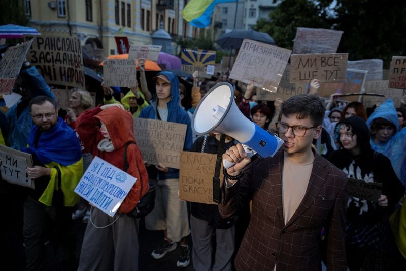 Image for Zelenskiy, moving to defuse crisis, restores power of anti-graft agencies