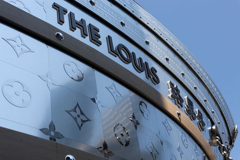 Image for European luxury groups hedge bets on predicting China comeback