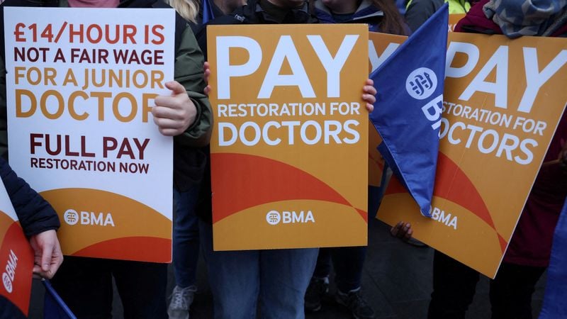 Image for Doctors' strike in England will go ahead after pay talks fail