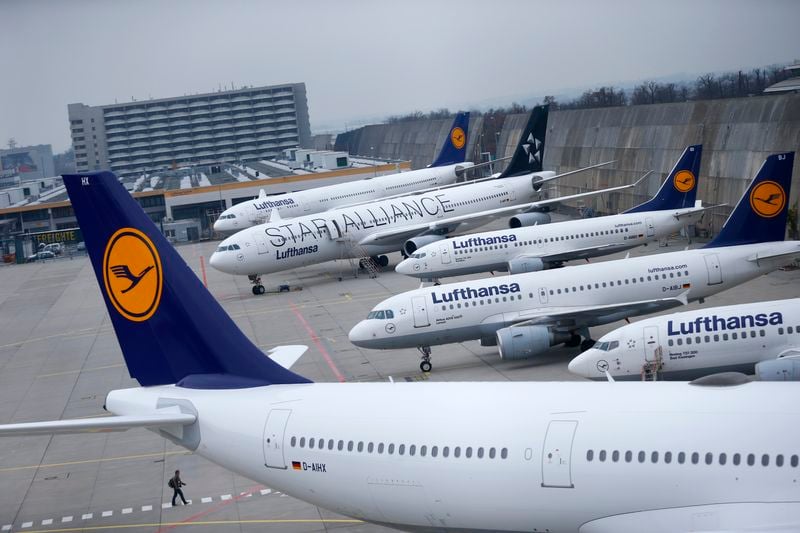 Image for Pilots union gives Lufthansa time to resolve pensions dispute, averting possible strike