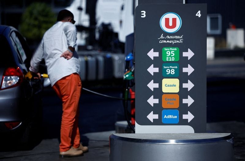 Image for French finance ministry to meet petrol station operators to control consumer costs