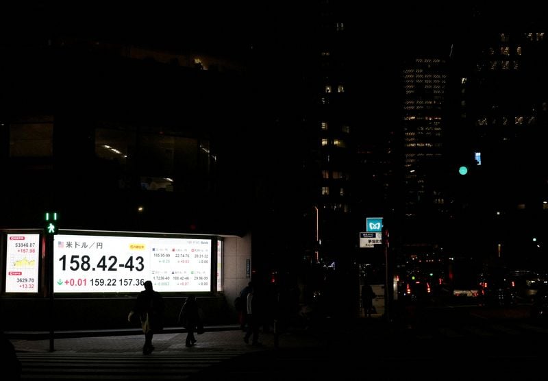 Image for Yen weakens on report Japan PM questioned rate hike plans