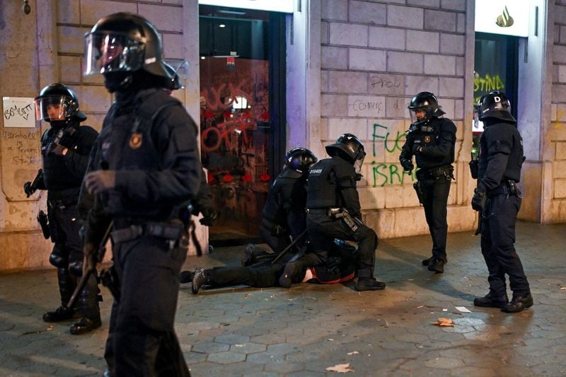 Image for Eight arrested, 20 police hurt in clashes at Spanish Palestine march