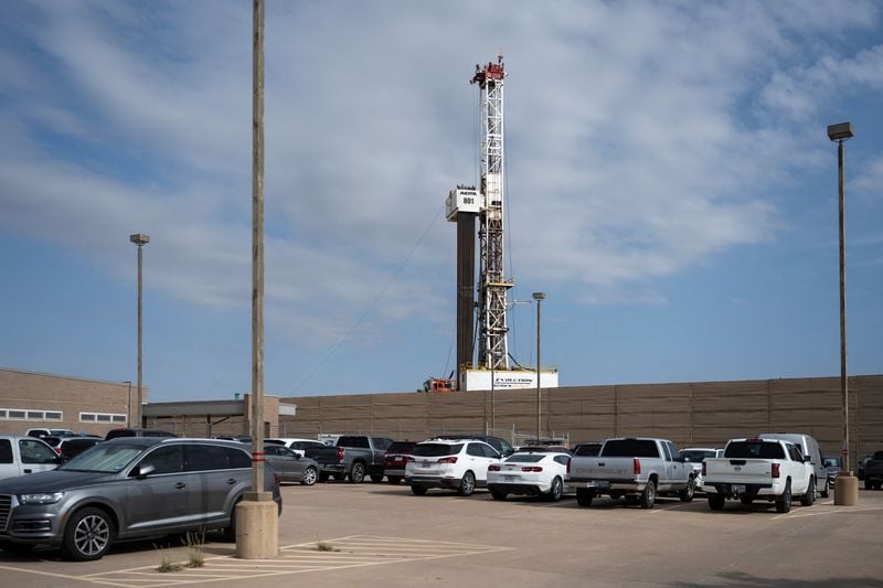 Image for Oil inches up on US demand strength; fading Mideast supply risks offset gains