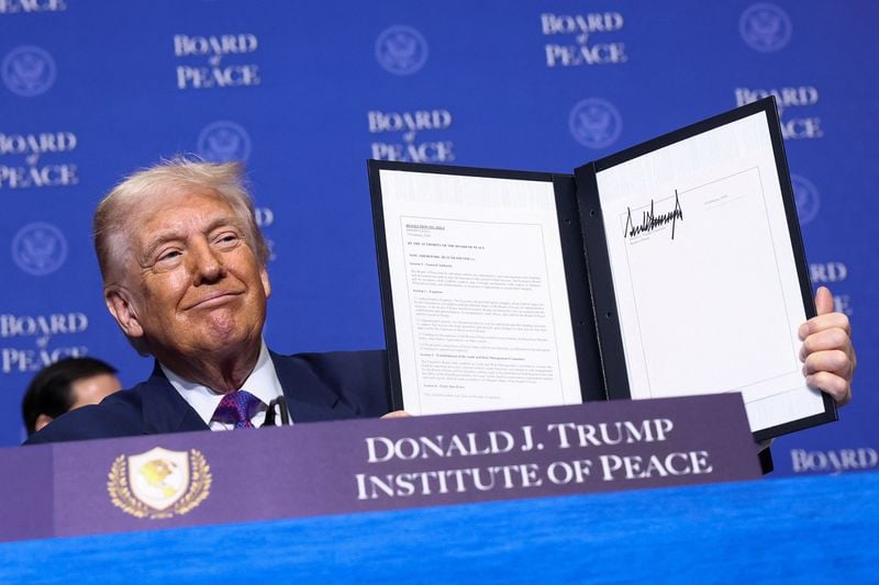 Image for Trump mixes diplomacy and flattery at peace board meeting