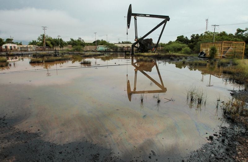 Image for Oil settles down more than 1% after Trump statements on Venezuelan oil