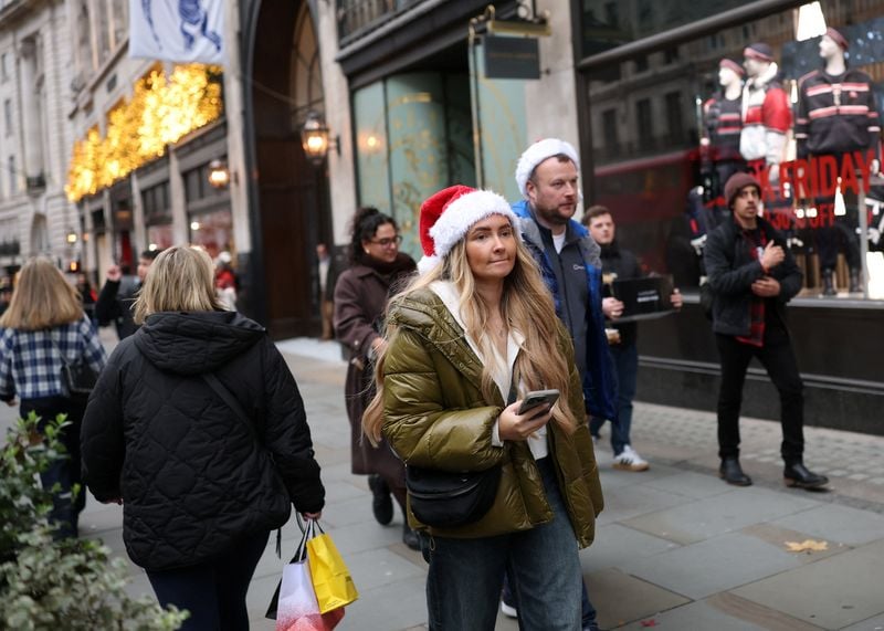 Image for UK Christmas spending to rise 3.5% despite slow start, says PwC