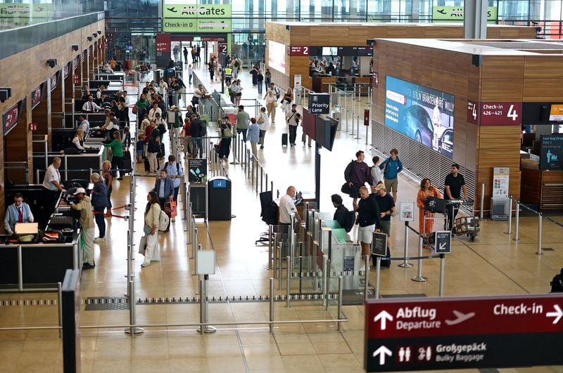 Image for German air passenger numbers rise, but remain behind 2019 levels