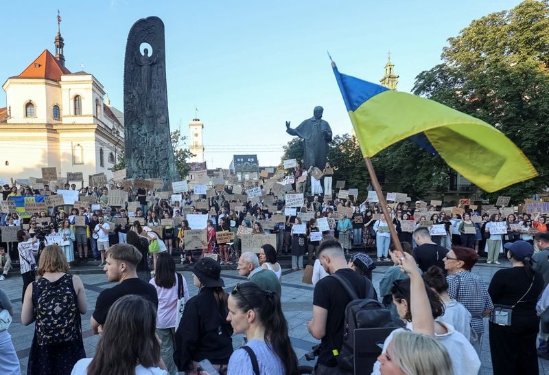 Image for Zelenskiy vows to protect Ukraine's anti-corruption agencies, bows to protests