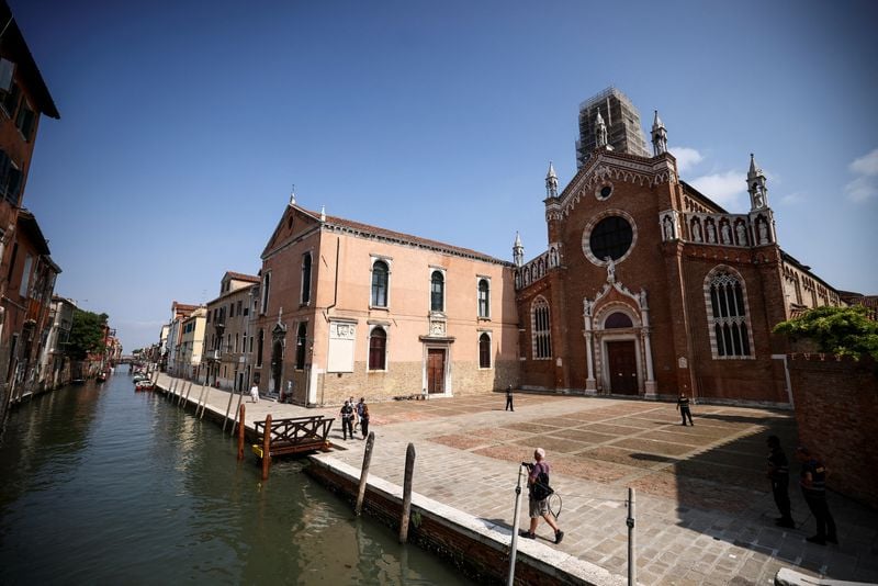 Image for Bezos and Sanchez arrive in Venice for marathon wedding party