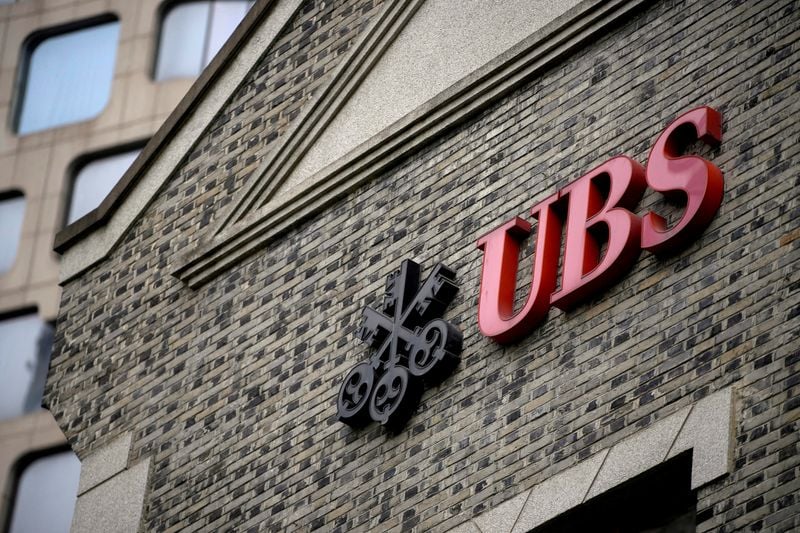 Image for Second Swiss parliamentary committee votes to delay UBS rules