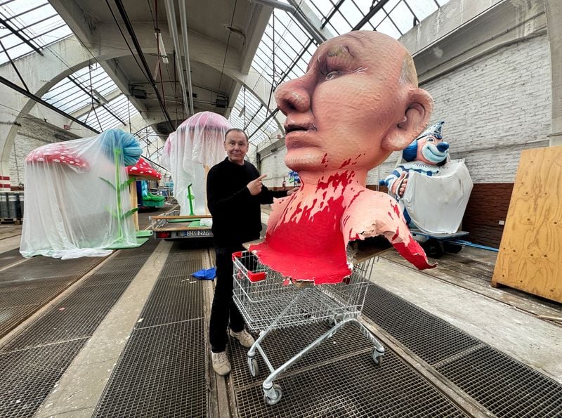 Image for Russian court convicts German sculptor in absentia for depicting Putin and patriarch in sex act