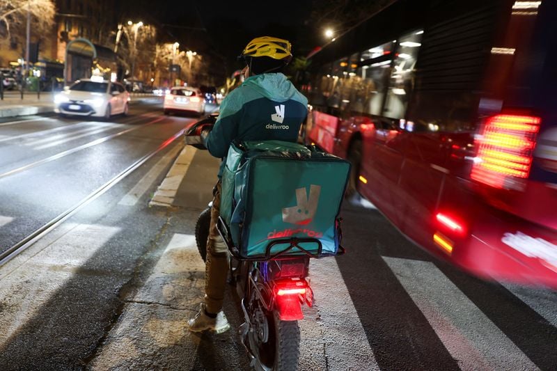Image for Italy's delivery riders keep winning in court but losing on the streets