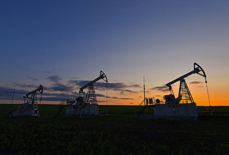Image for Oil prices dip to settle at 3-week low on US and China economic concerns