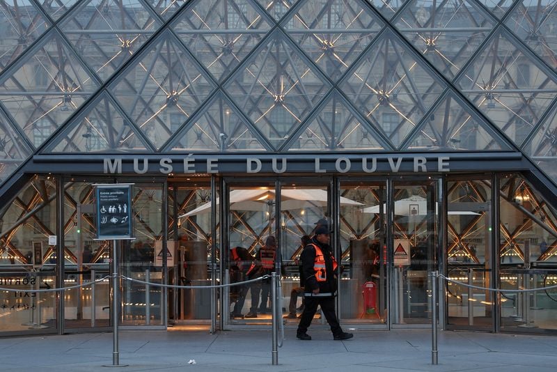 Image for Five new suspects arrested over Louvre robbery, French radio reports