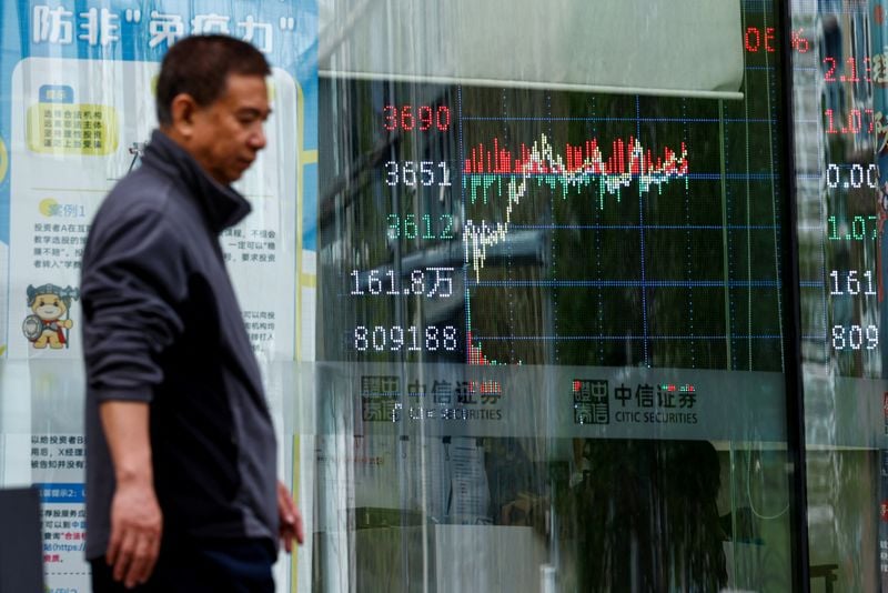 Image for Dollar rises while global stock index falls; inflation and tariffs in focus