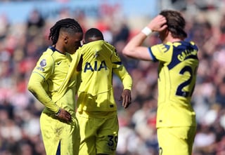 Image for Soccer-Tottenham stay in bottom three after defeat by Sunderland
