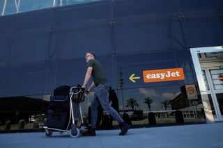 Image for EasyJet warns of bigger first-half loss on Middle East fuel costs, legal bills