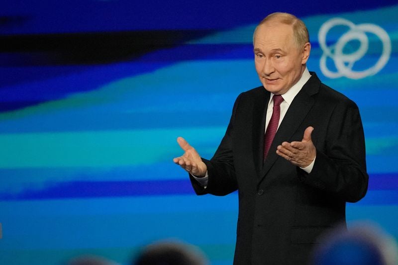 Image for Putin held meeting of top officials following call with Trump