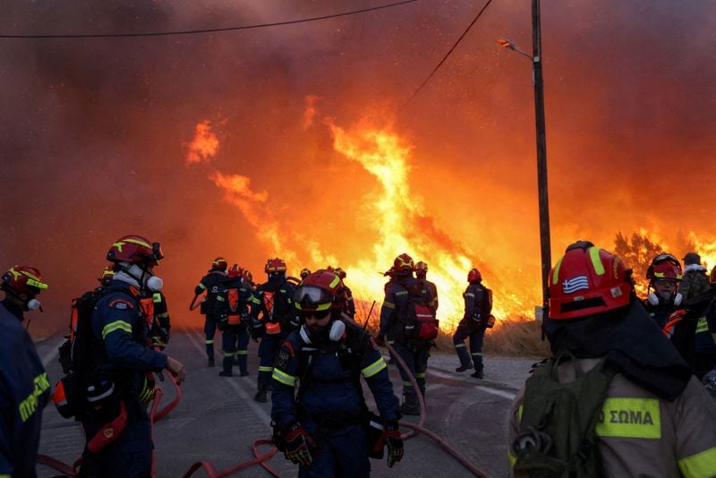Image for Greek island of Chios declares emergency as wildfires rage for second day