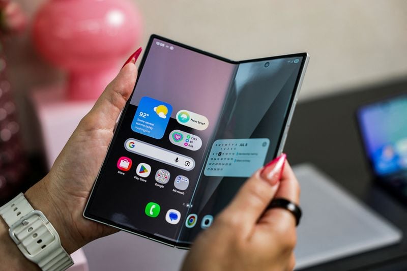 Image for Samsung to fend off Chinese foldable phone rivals with slimmer model