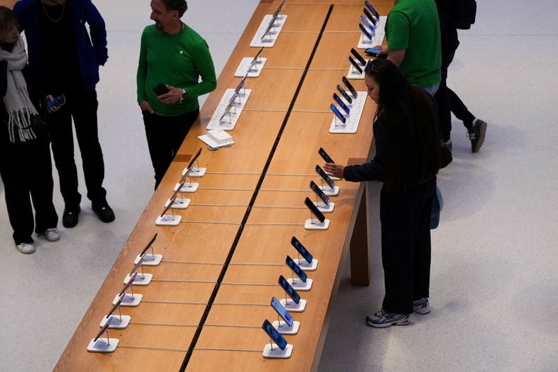 Image for IDC cuts global smartphone shipments forecast on tariff volatility